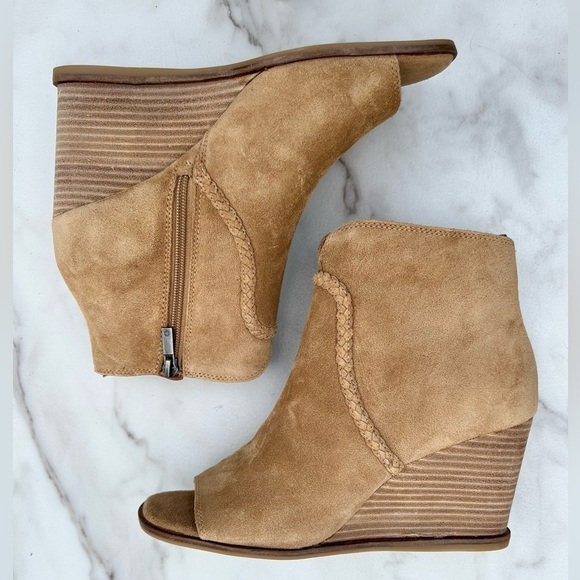 Lucky Brand Lureli Peep-Toe Wedge Booties suede tan size 10 new - Picture 1 of 3